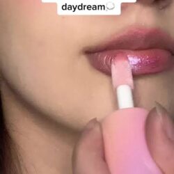 لیپ گلاس شاین‌دار رولوشن مدل Shimmer Bomb رنگ Daydream Pink