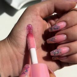 لیپ گلاس شاین‌دار رولوشن مدل Shimmer Bomb رنگ Daydream Pink