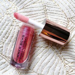 لیپ گلاس شاین‌دار رولوشن مدل Shimmer Bomb رنگ Daydream Pink