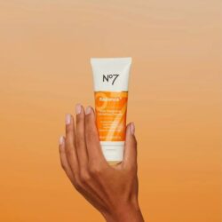 ژل شست‌وشوی لایه‌بردار و انرژی‌بخش روزانه No7 Radiance+