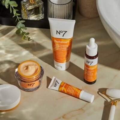 ژل شست‌وشوی لایه‌بردار و انرژی‌بخش روزانه No7 Radiance+