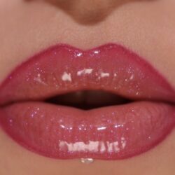 لیپ گلاس شاین رولوشن Pout Bomb – رنگ Berry Lustre