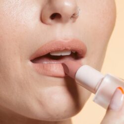 Version 1.0.0 رژ لب جامد ساتن رولوشن Lip Allure – رنگ Lover Nude